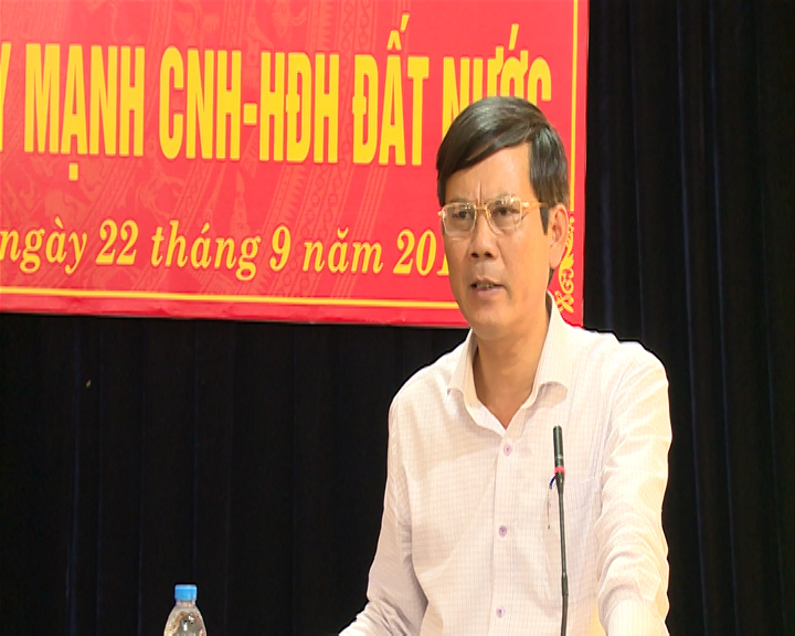 Đ/c Trần Thắng - UVTV Tỉnh ủy, Bí thư Thị ủy, Chủ tịch HĐND thị xã phát biểu tại Hội nghị
